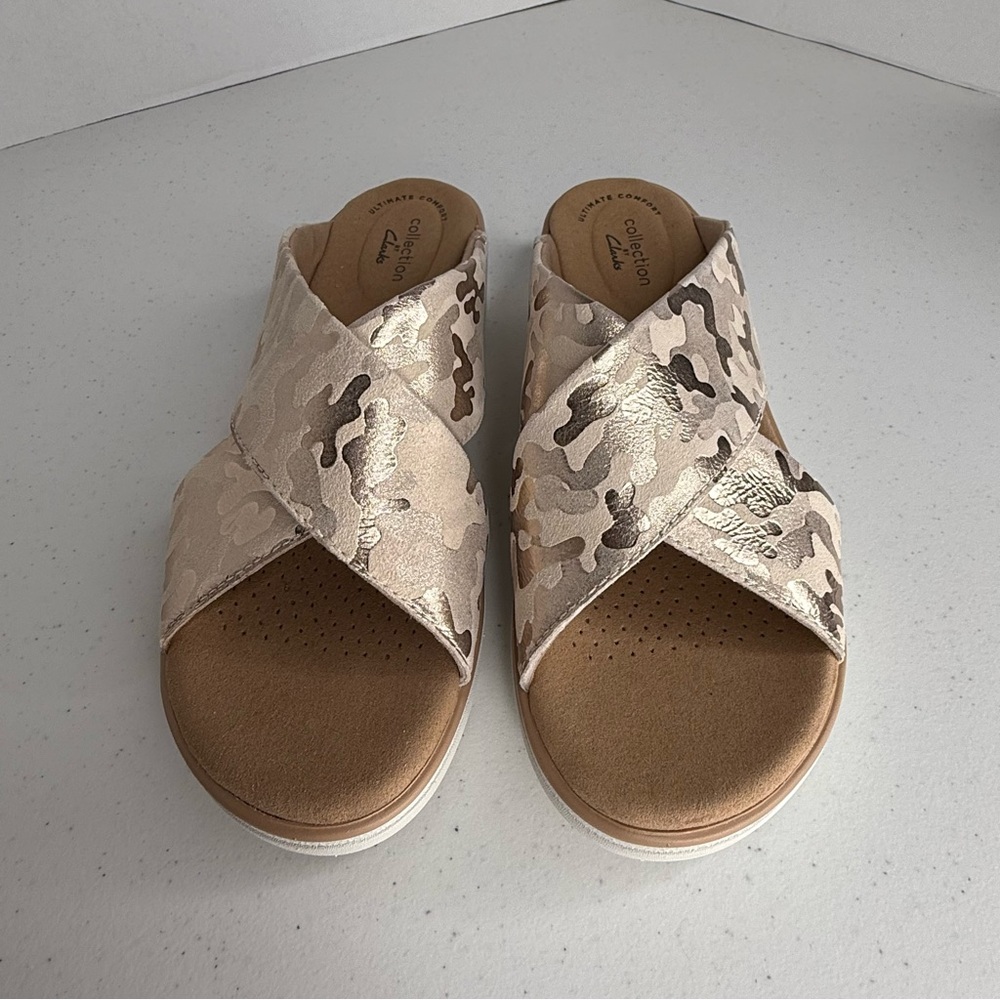 Clarks Collection Jillian Wedges in Criss Cross Sandals  Camo, Sz  7.5 M
